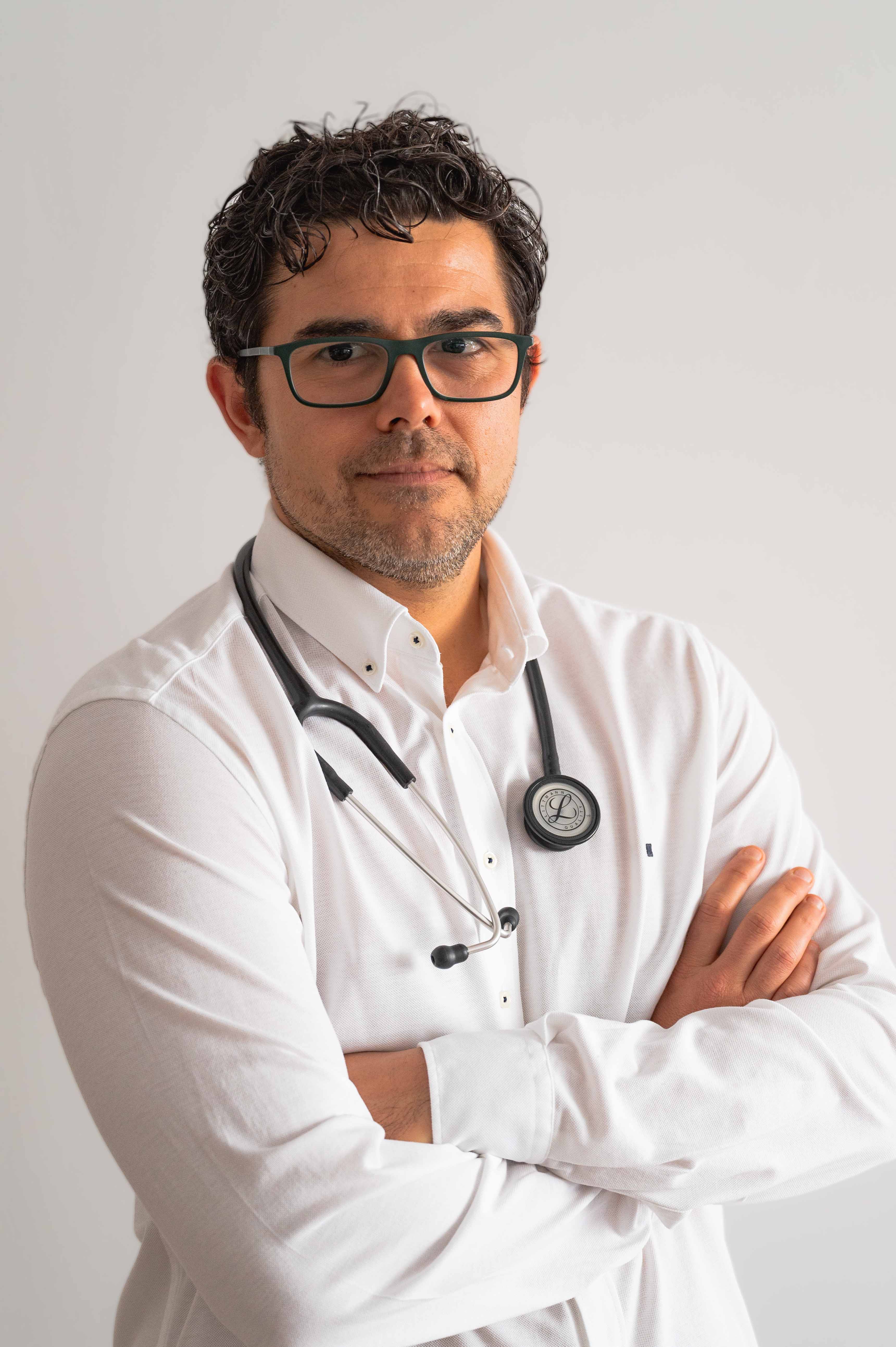 Dr. Luis Escobar Curbelo — Internista Online